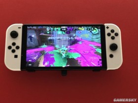 Nintendo Switch OLED版造型实拍 更窄边框、黑白配色超美