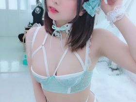 樱花卡盟*樱花三妹泳装和丝袜也能完美搭配！